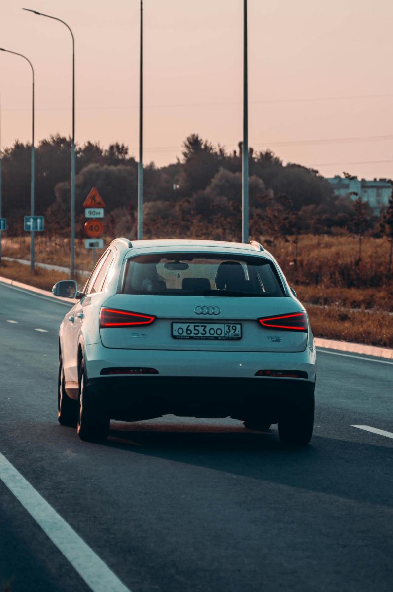 pexels-Audi_Q3_blanc