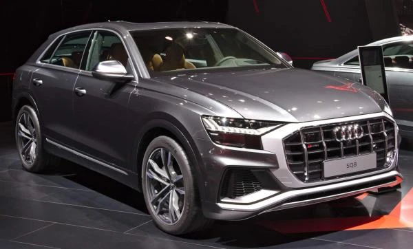 import-suv-premium-audi-sq8-2-scaled