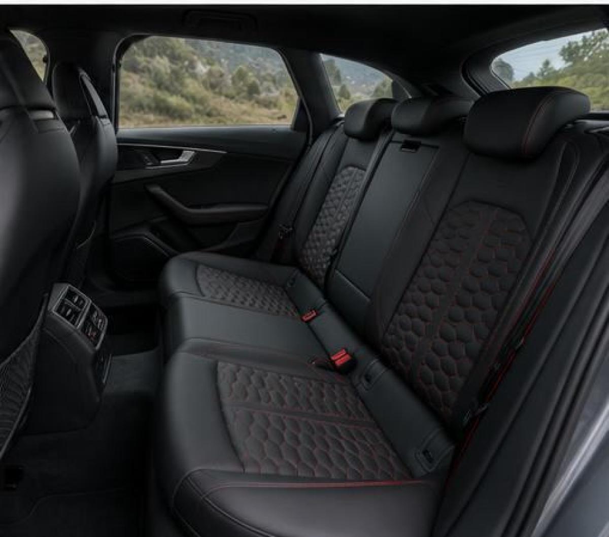 Audi_RS4_Avant_05_interieur_arriere_telechargeable