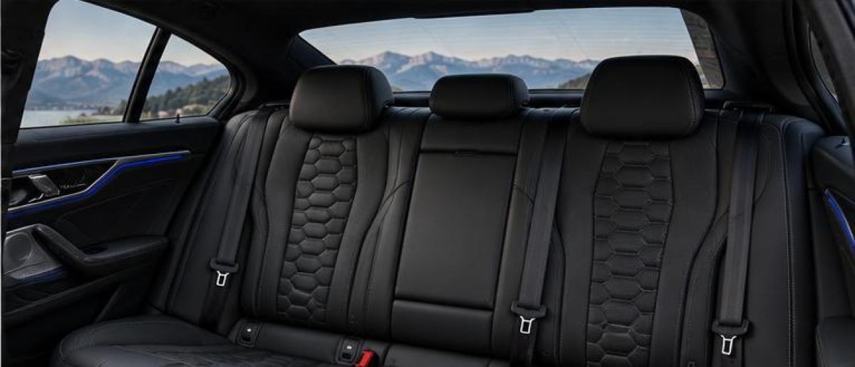 BMW_M8_Competition_07_sieges_arriere