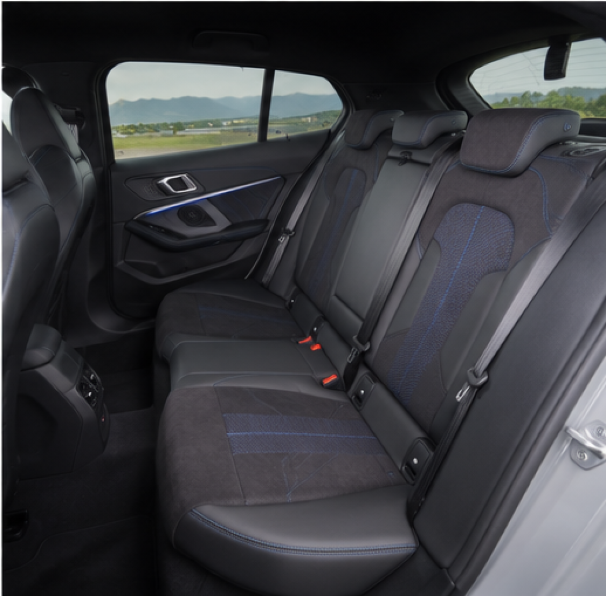 BMW_Serie_1_F70_05_interieur_arriere