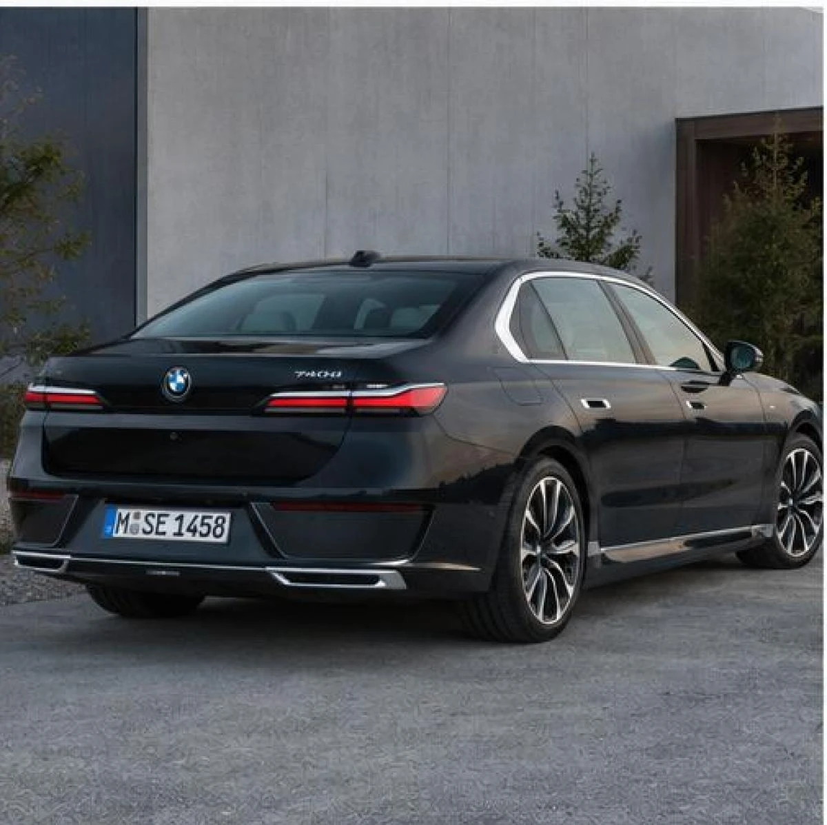 BMW_Serie_7_G70_03_exterieur_arriere