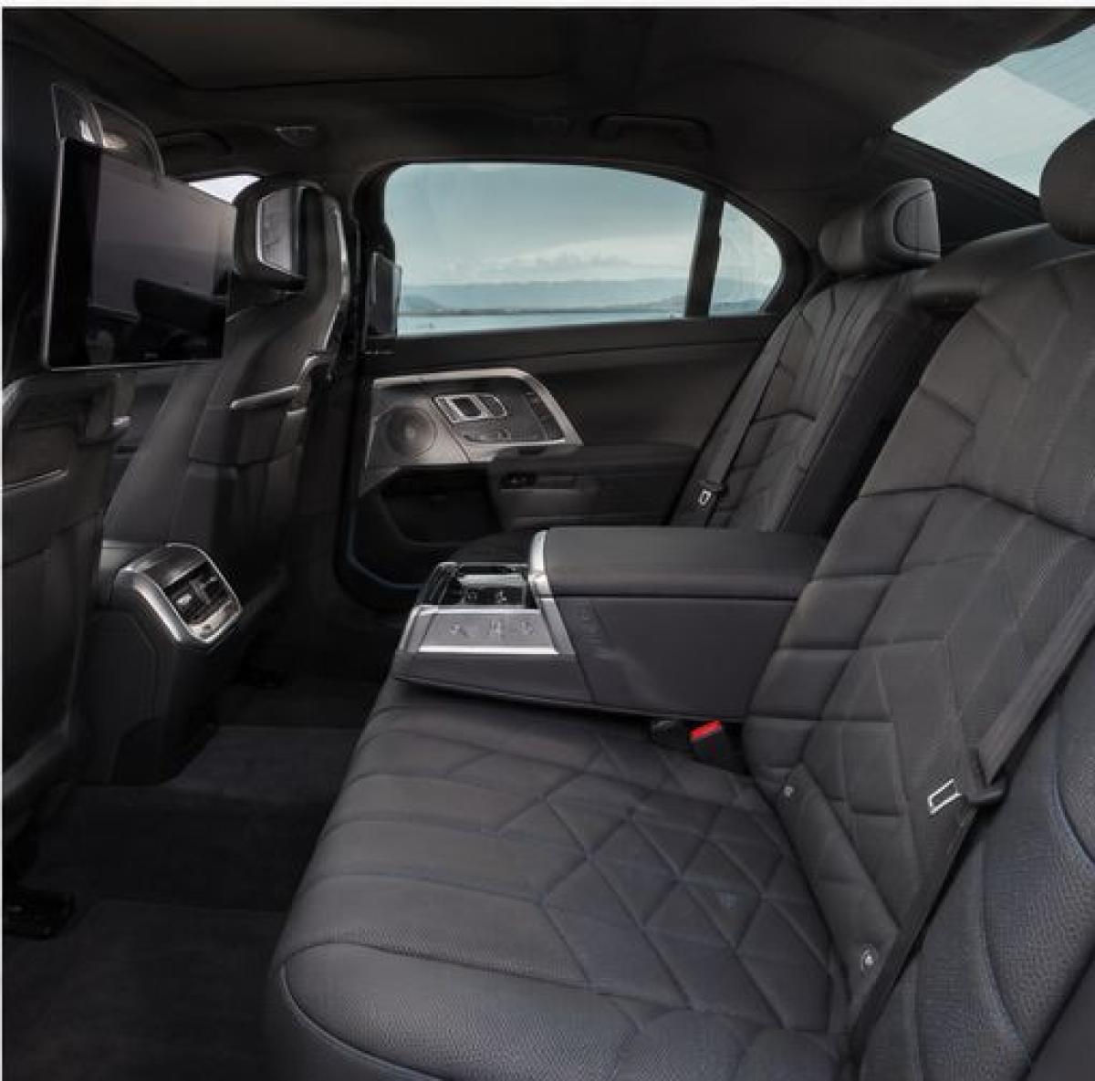 BMW_Serie_7_G70_05_interieur_arriere