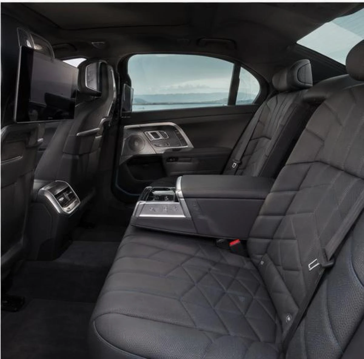 BMW_Serie_7_G70_05_interieur_arriere