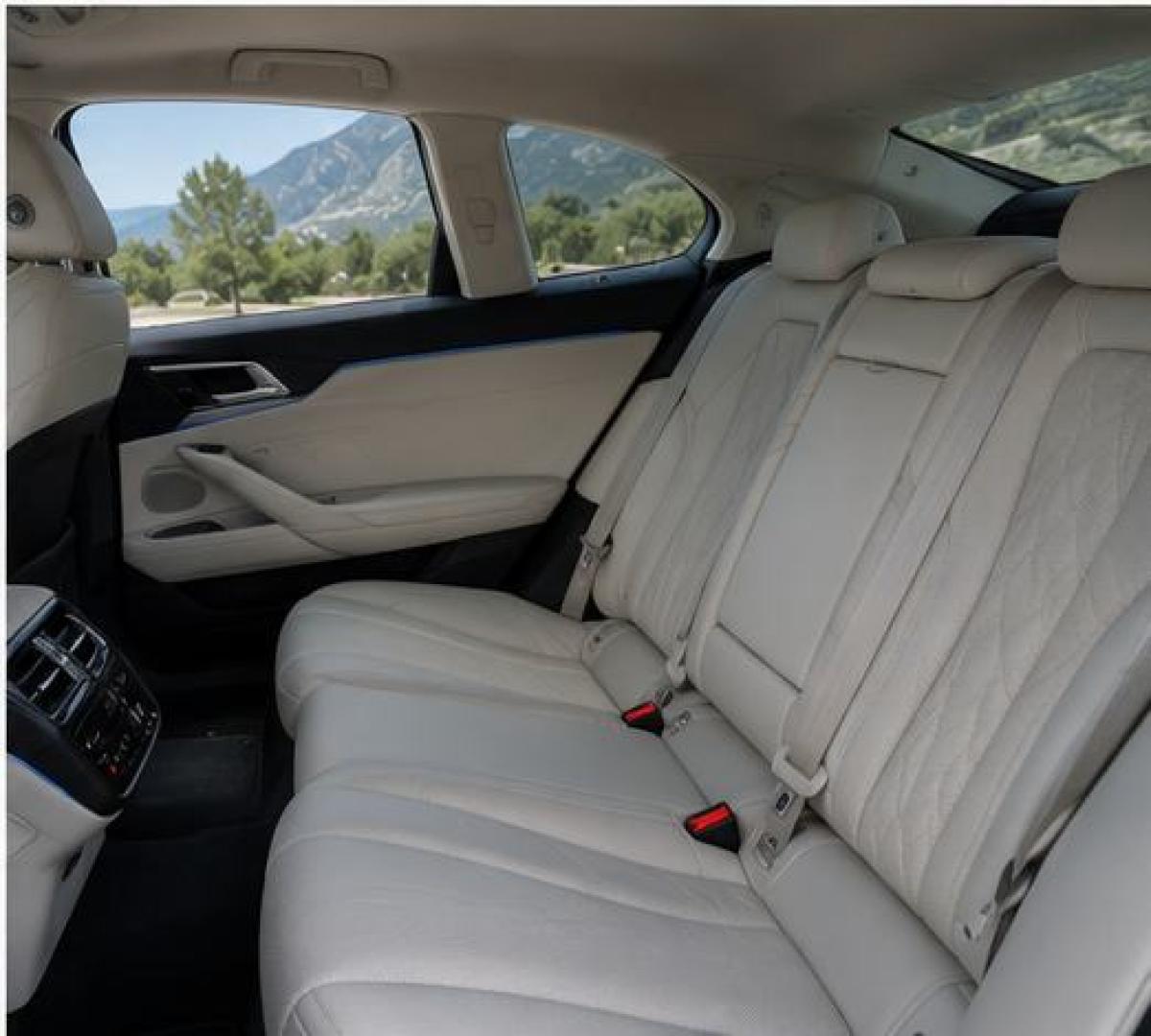 BMW_Serie_8_05_interieur_arriere