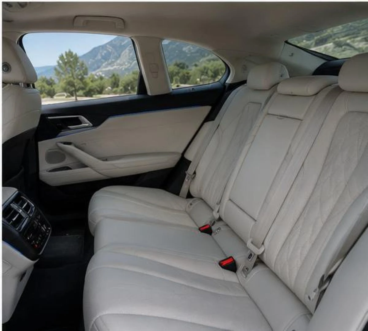 BMW_Serie_8_05_interieur_arriere