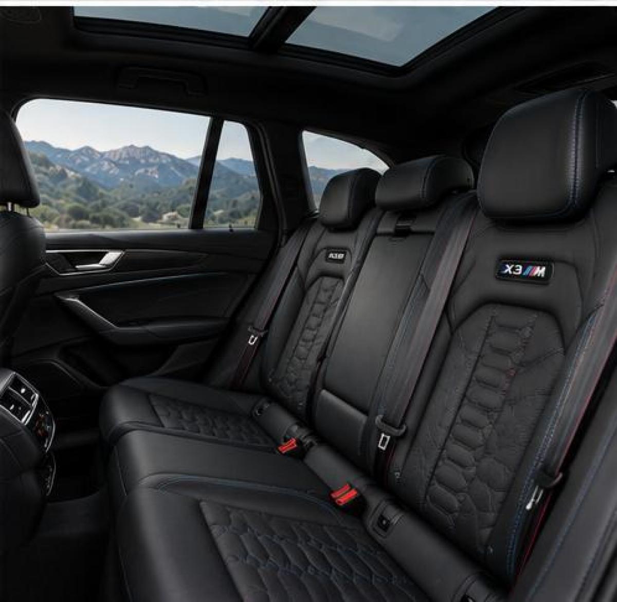 BMW_X3_M_Competition_05_interieur_arriere