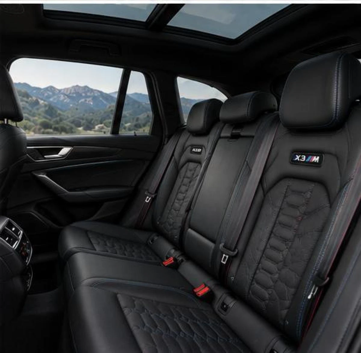 BMW_X3_M_Competition_05_interieur_arriere