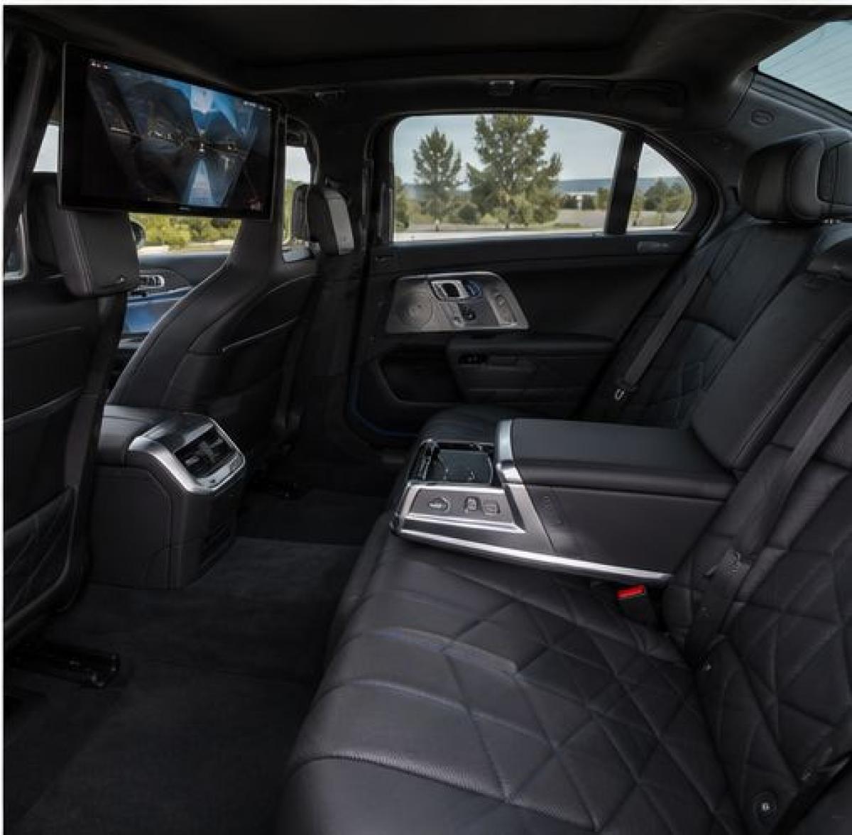 BMW_i7_05_interieur_arriere