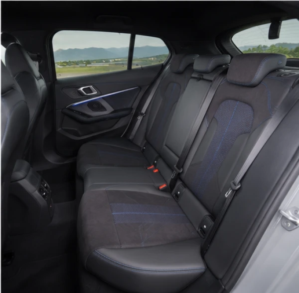 BMW_Serie_1_F70_05_interieur_arriere