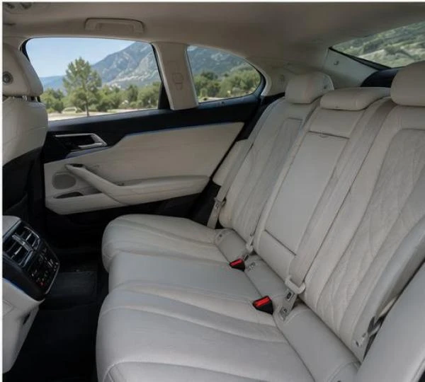 BMW_Serie_8_05_interieur_arriere