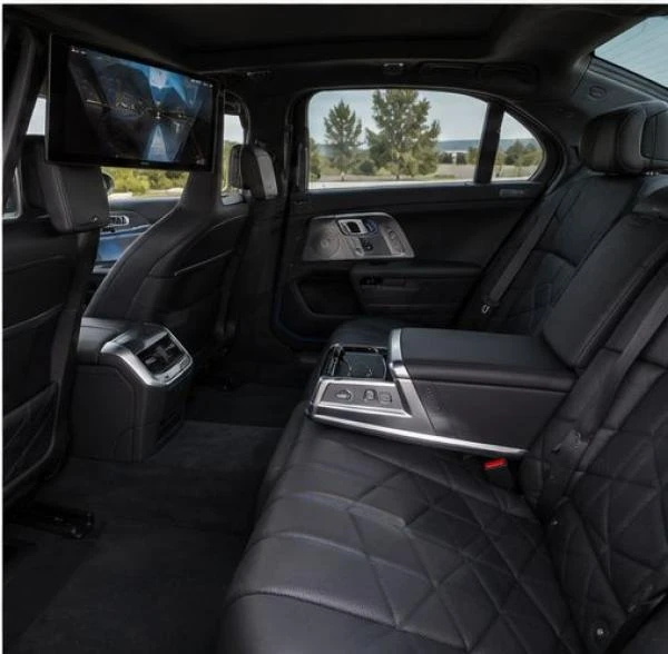 BMW_i7_05_interieur_arriere