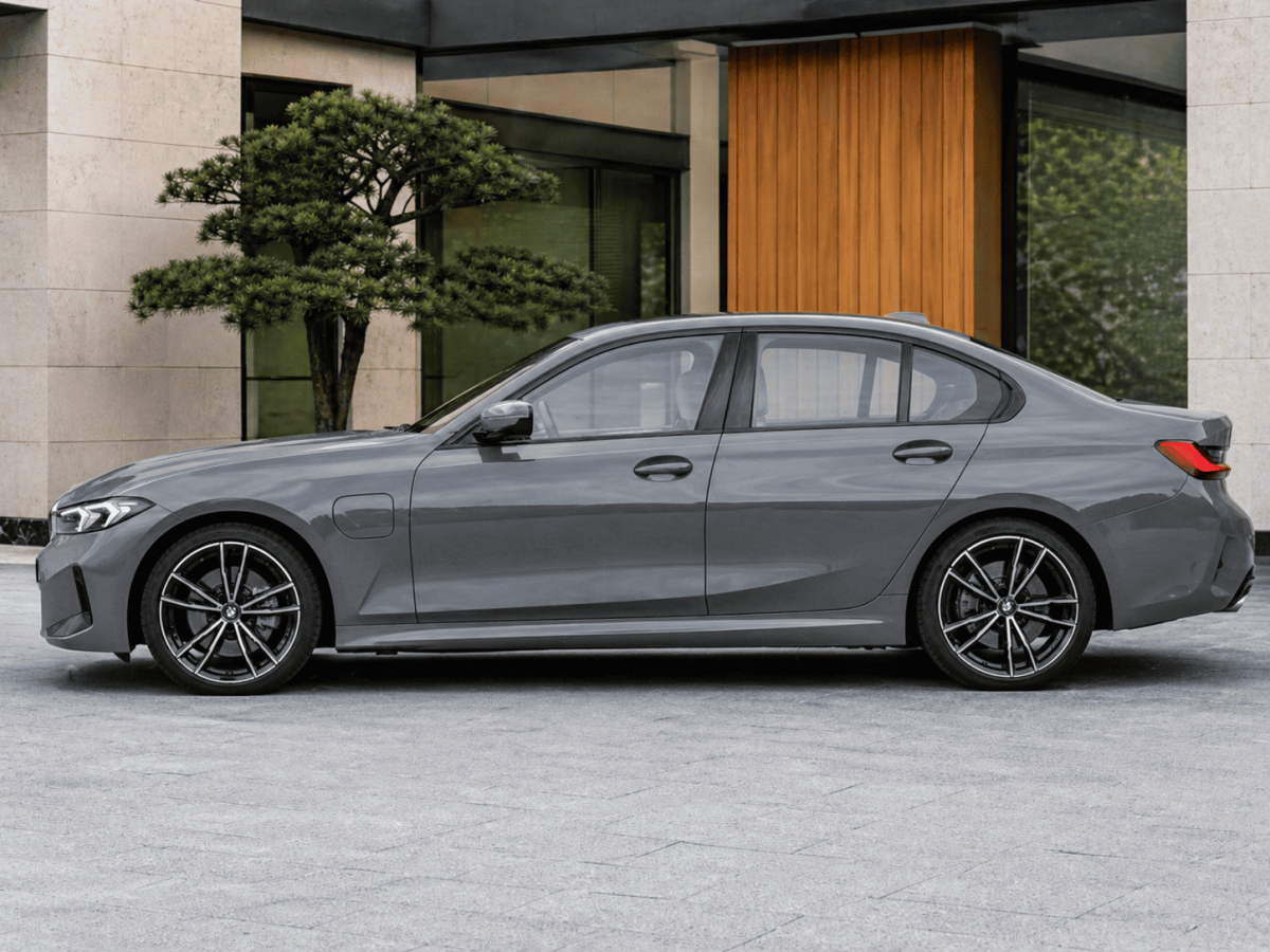 BMW Série 3 Berline 330e PHEV Allemagne Catalogue (1)